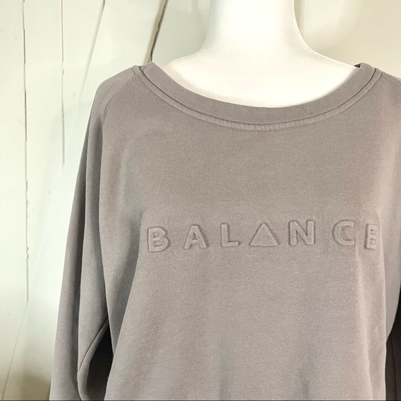 The balance athletica gray crewneck cropped sweater XL - Picture 2 of 4